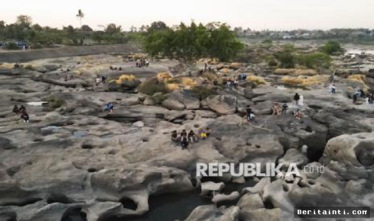 Gowa — Sungai Jeneberang Mengering Jadi Destinasi Wisata Dadakan Warga
