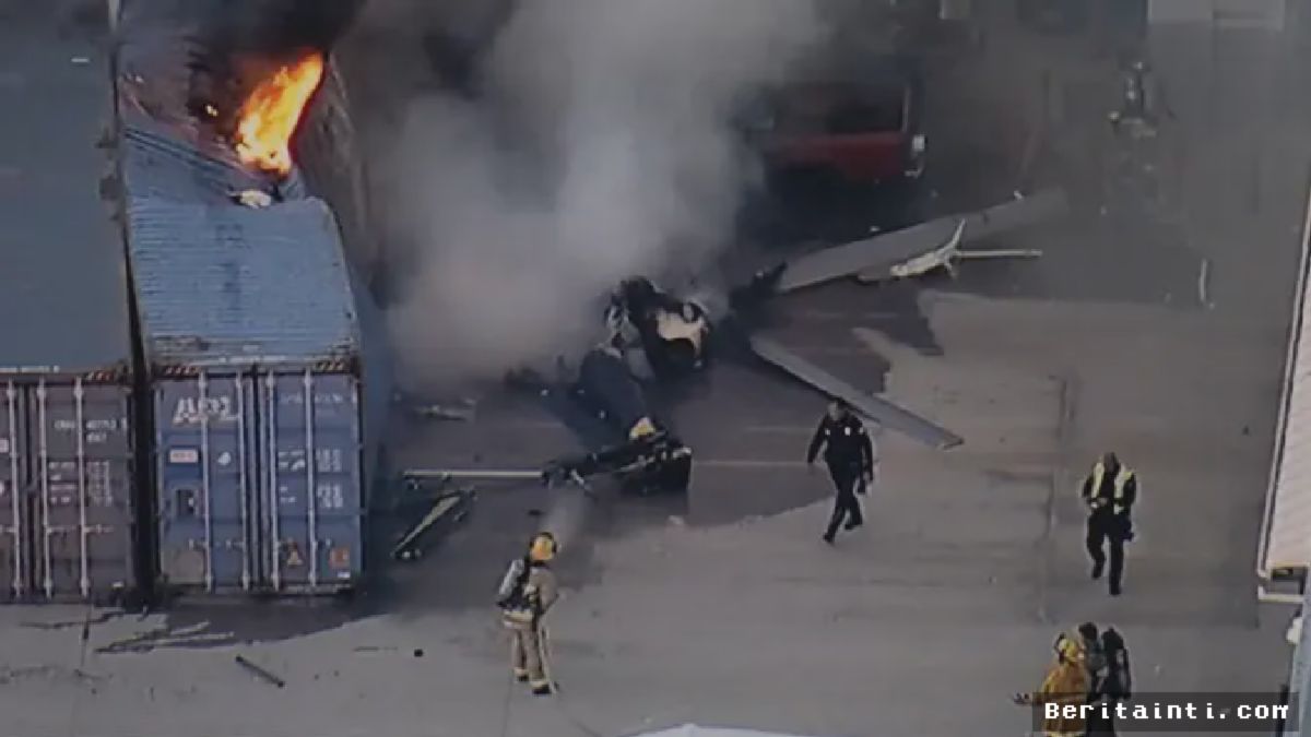 Helikopter Jatuh di Pinggiran Los Angeles, Tiga Orang Tewas