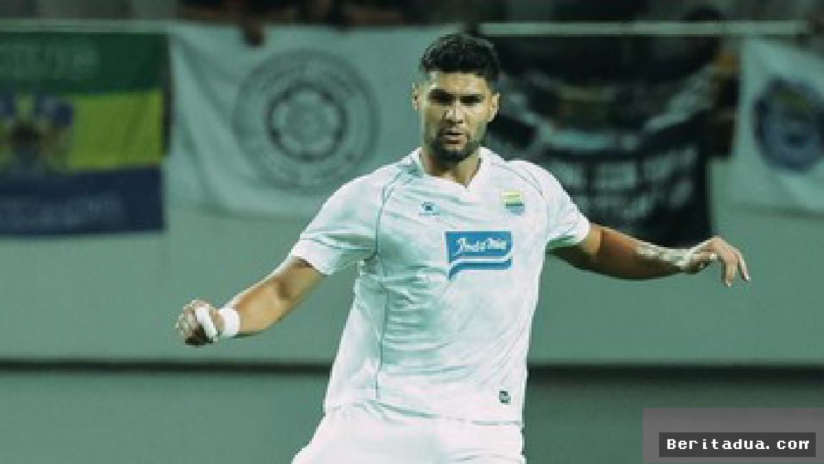 Persib Bandung — Julio Cesar Ditarik Keluar Usai Benturan Lawan FC Seoul