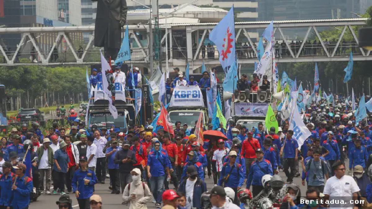 Jakarta — Buruh Padati Sudirman-Thamrin Tuntut Kepastian Hukum Kerja