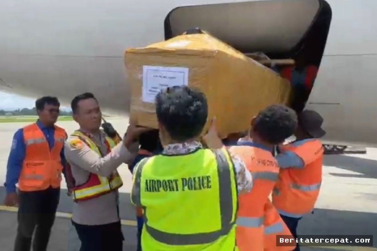 JAYAPURA — Jenazah ASN Korban Penembakan KKB Diterbangkan ke Kupang