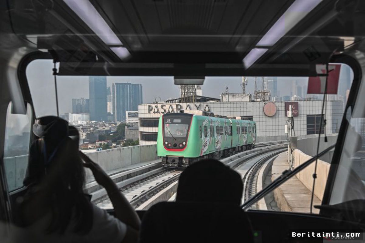 JAKARTA — LRT Rute Kelapa Gading-Manggarai Resmi Beroperasi Publik