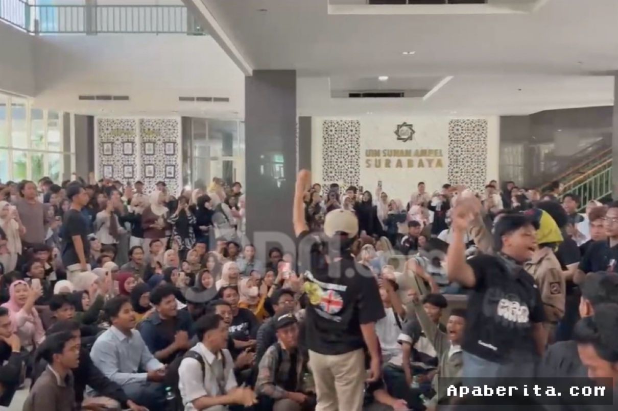 SURABAYA — Mahasiswa UINSA Demo Tolak Pelantikan Rektor Akh Muzakki