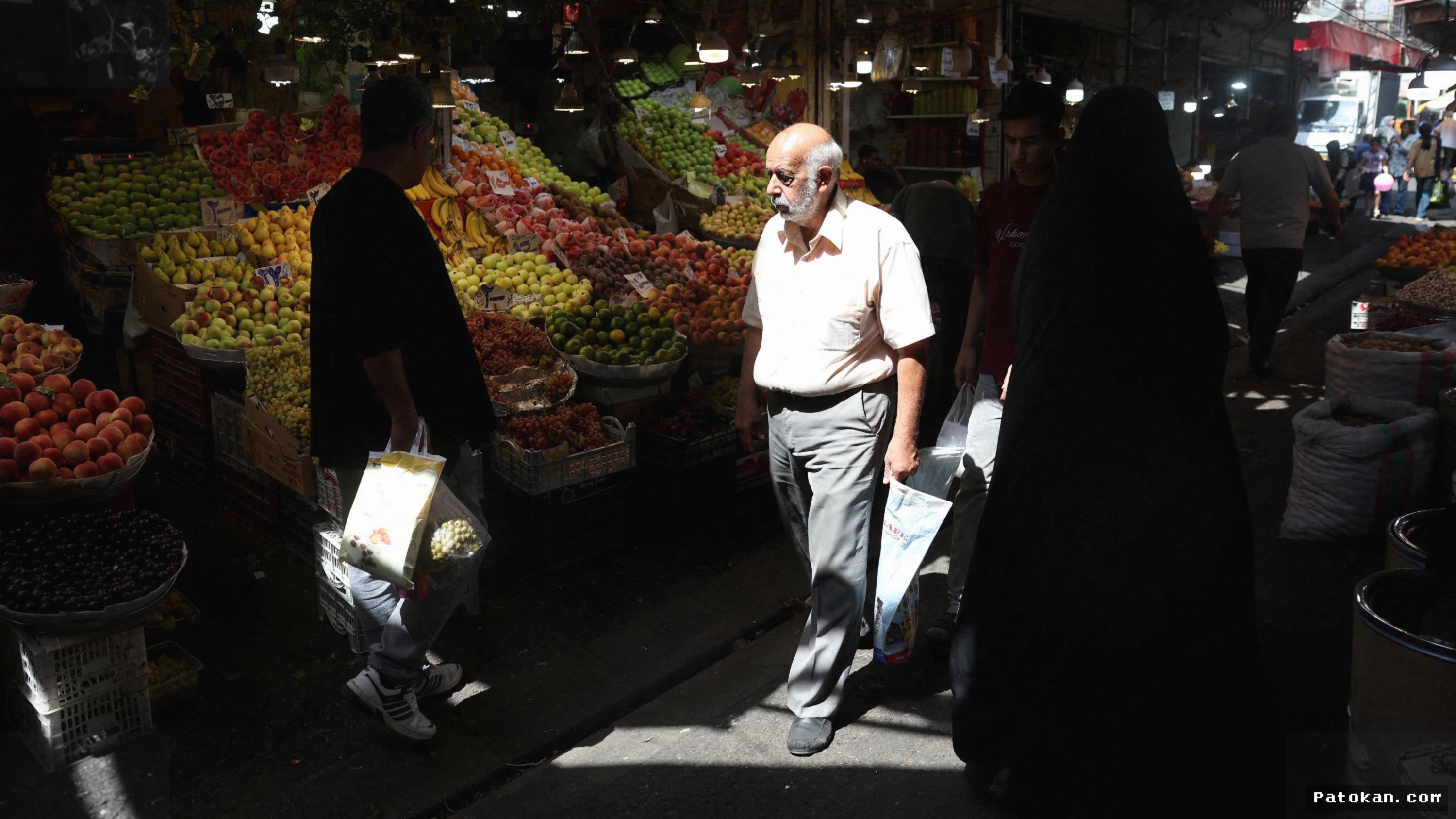 TEHERAN — Sanksi AS Makin Mencekik Ekonomi Warga Iran