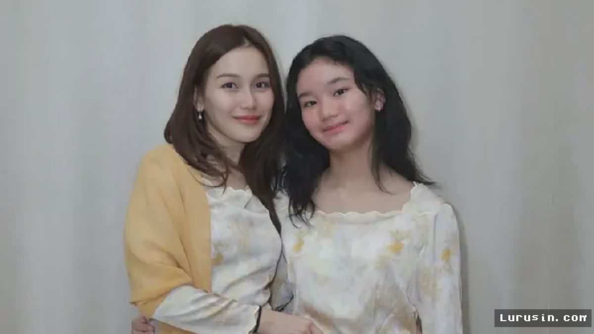 Depok — Ayu Ting Ting Tampil Anggun Bersama Bilqis Saat Iduladha