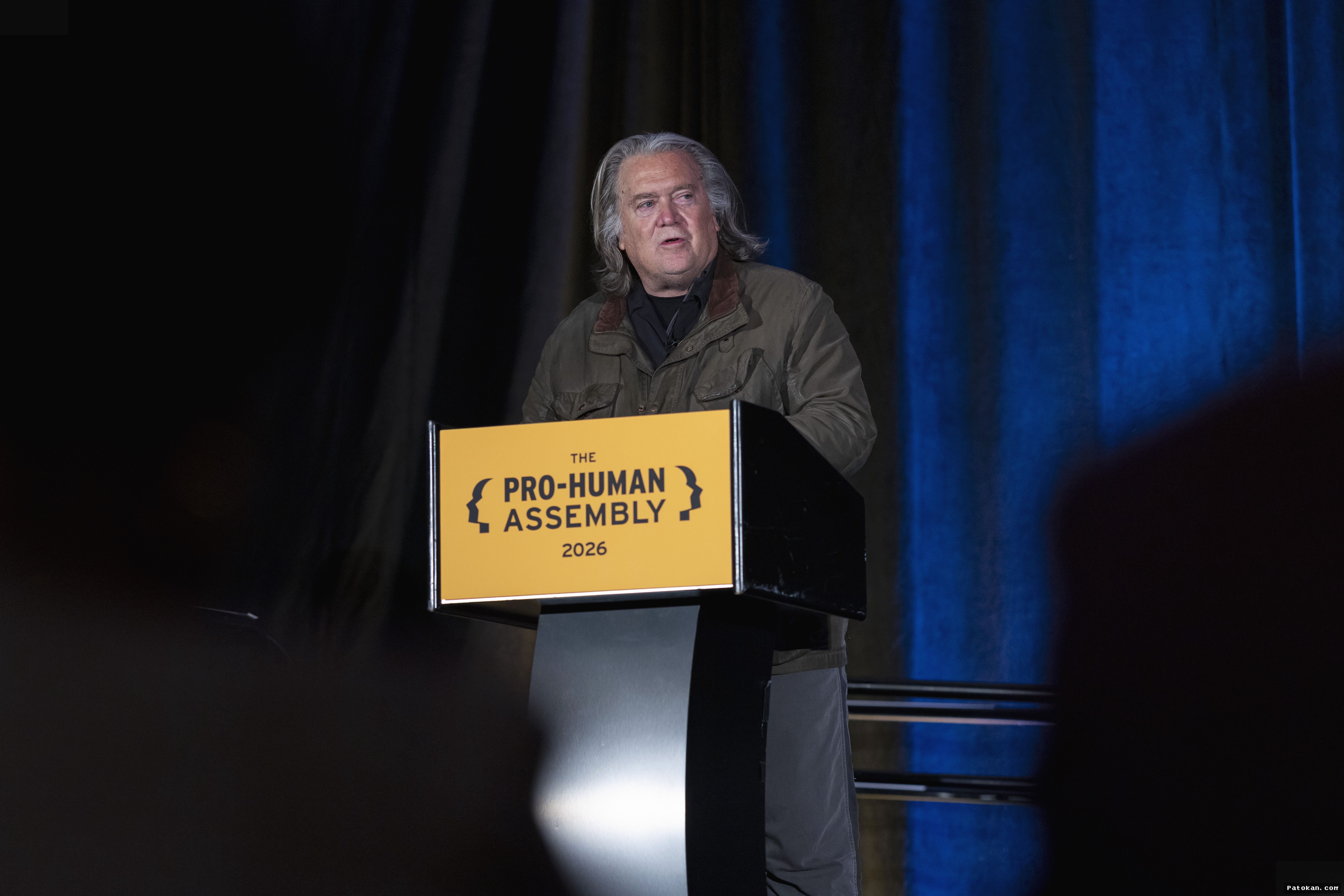 Steve Bannon Dukung Regulasi Ketat AI, Tolak Sikap Longgar Trump