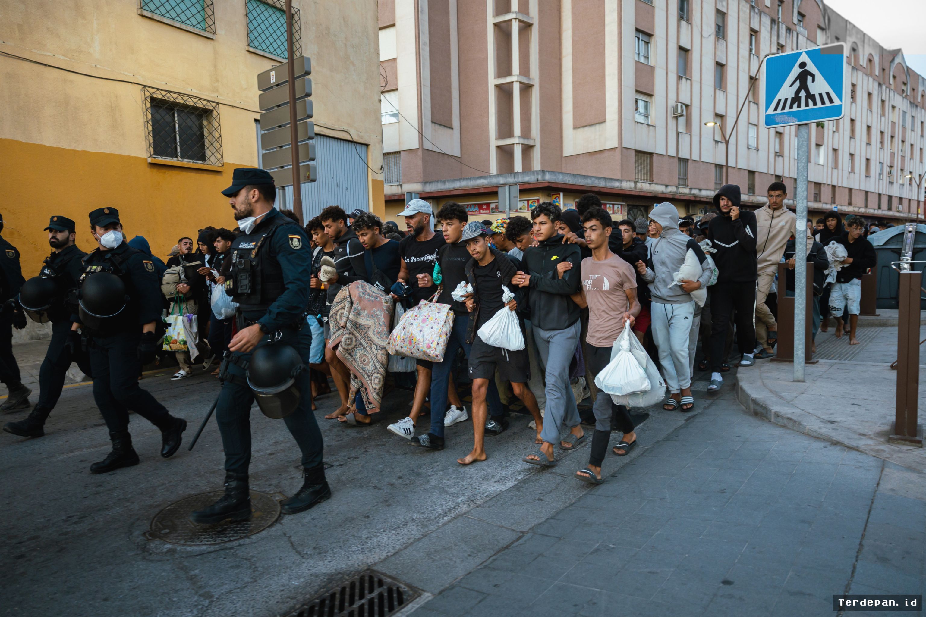 Ceuta Evakuasi Ratusan Imigran ke Penampungan Darurat Los Rosales