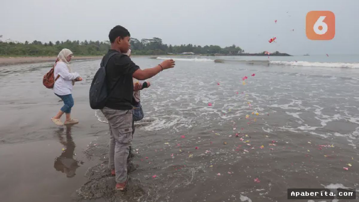 BANTEN — Keluarga Korban Kapal Arupadhatu 1 Gelar Tabur Bunga
