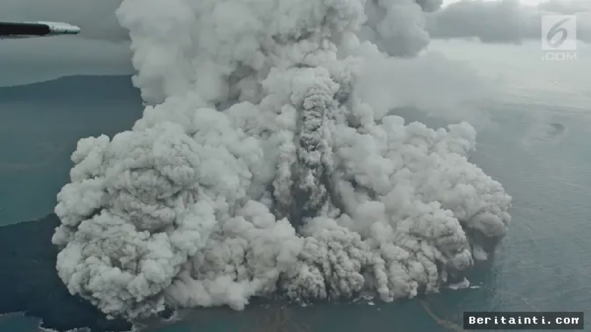 SELAT SUNDA — Erupsi Anak Krakatau Picu Tsunami dan Kerusakan Parah
