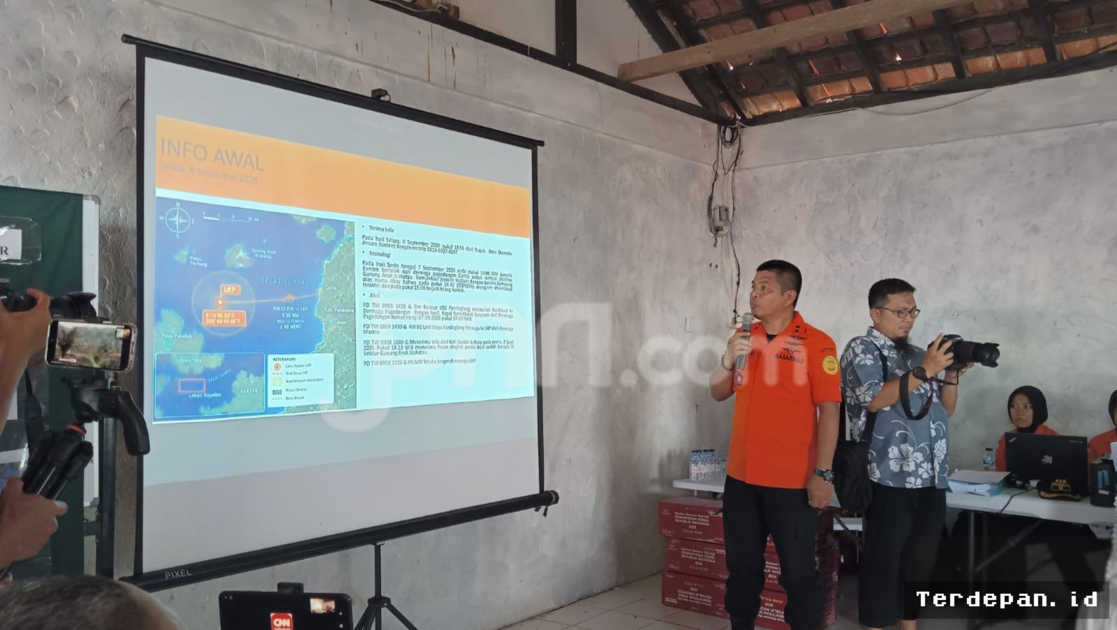 Basarnas Kerahkan Helikopter Cari Rombongan Jurnalis Hilang di Selat Sunda