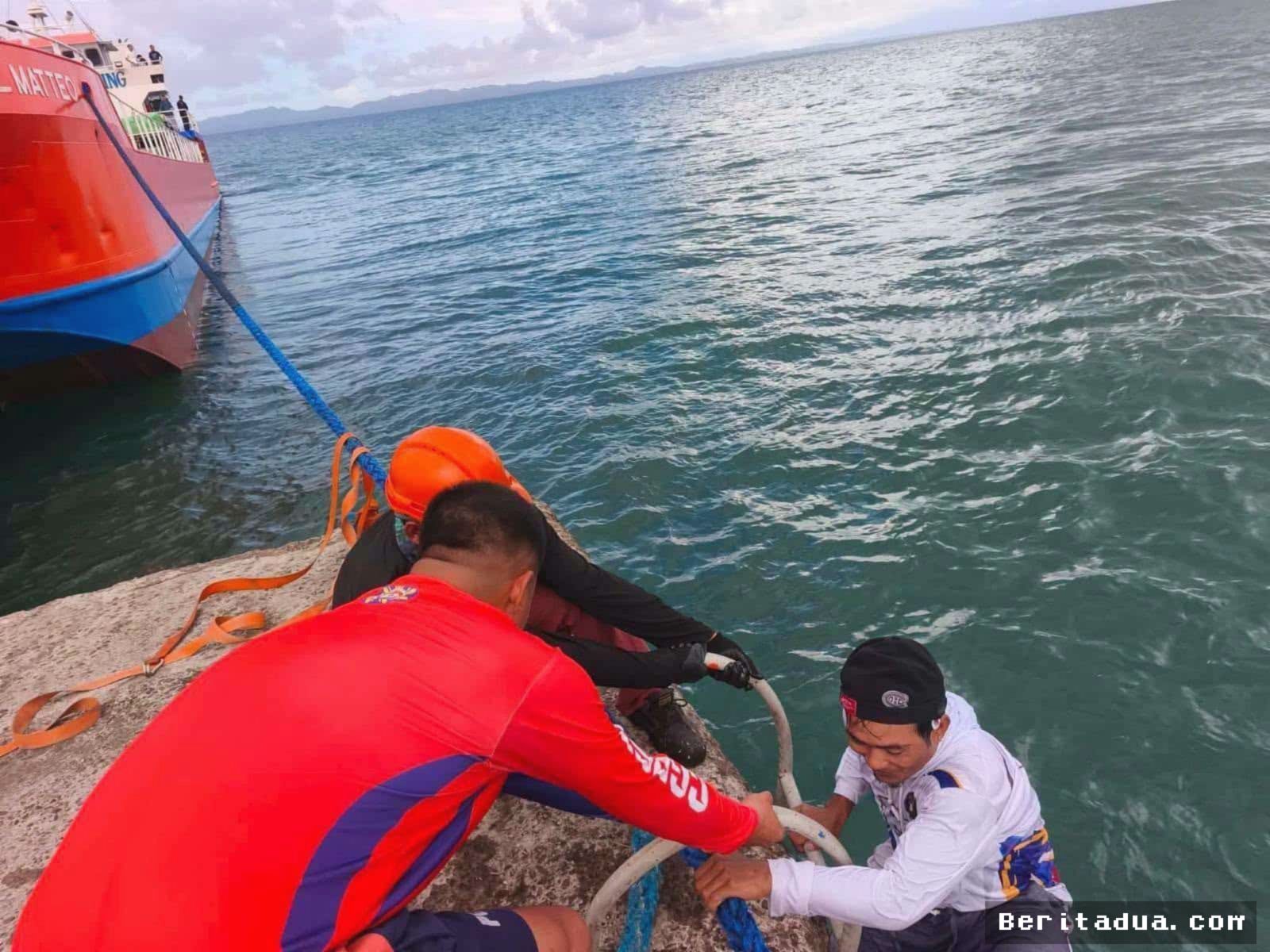 QUEZON — Penjaga Pantai Filipina Selamatkan Dua Nelayan dari Perahu Karam