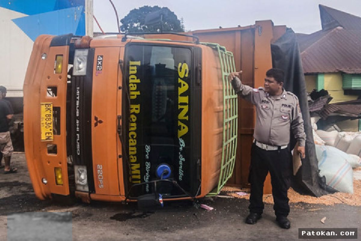 Kecelakaan Beruntun di Sibolangit Rusak Sekolah dan Lukai Lima Orang
