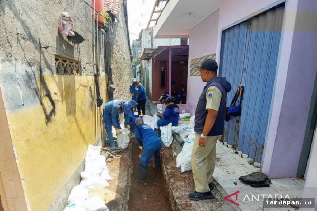 Jakarta Timur — Sudin SDA Revitalisasi Saluran Air Ciracas Cegah Banjir