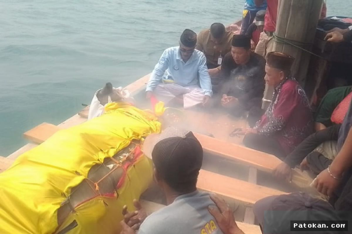 Warga Carita Gelar Tradisi Larung Cari Jurnalis Hilang di Selat Sunda