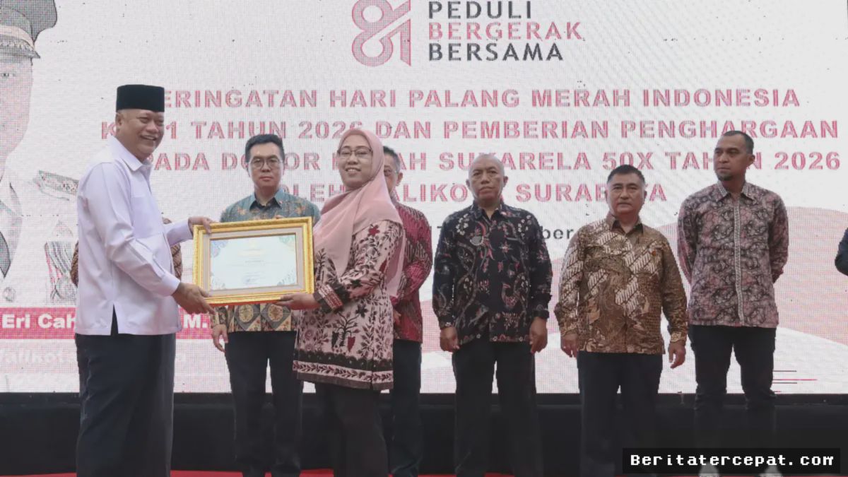 SURABAYA — PMI Berikan Penghargaan kepada 425 Pendonor Darah Sukarela