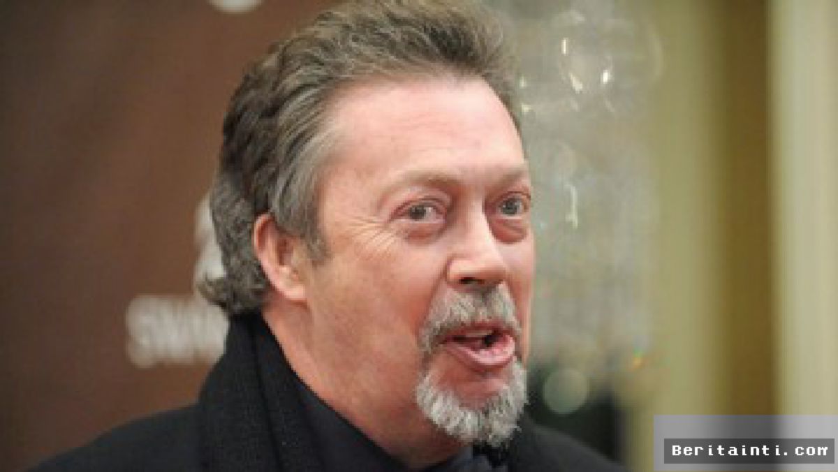 Aktor Legendaris Tim Curry Meninggal Dunia pada Usia 80 Tahun