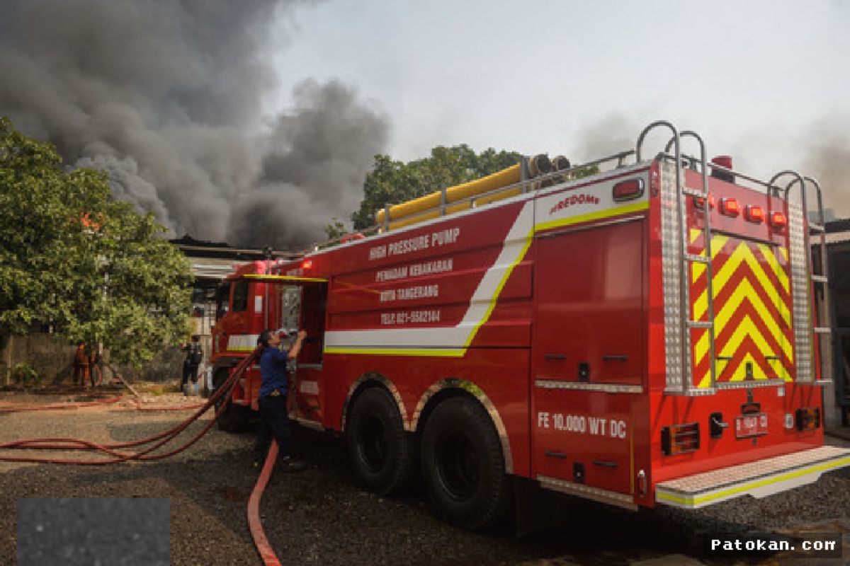 Tangerang — Pabrik Lampu Batuceper Terbakar, 60 Personel Damkar Dikerahkan