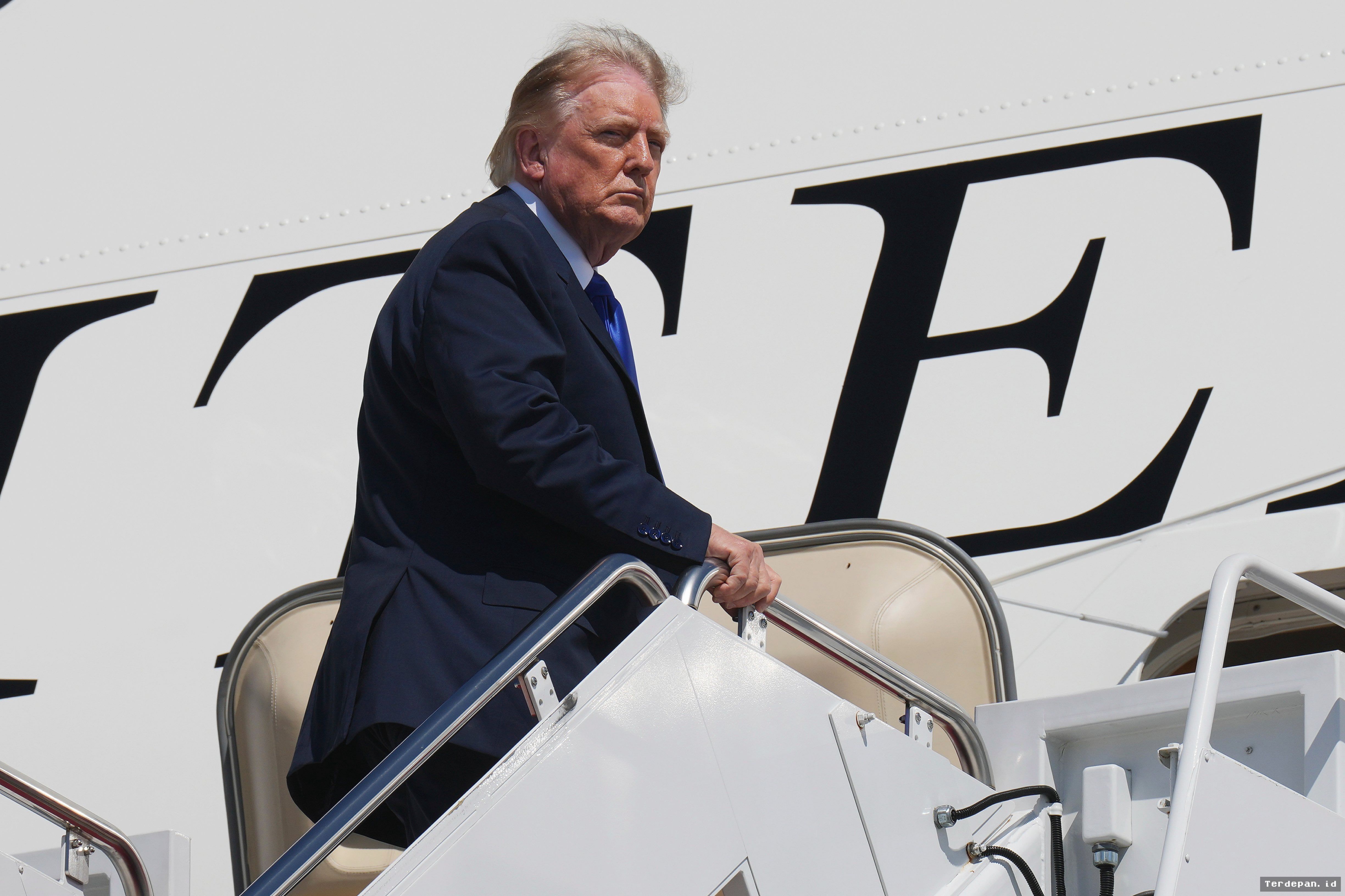 WASHINGTON — Tangga Darurat Air Force One Terbuka, Penerbangan Trump Tertunda