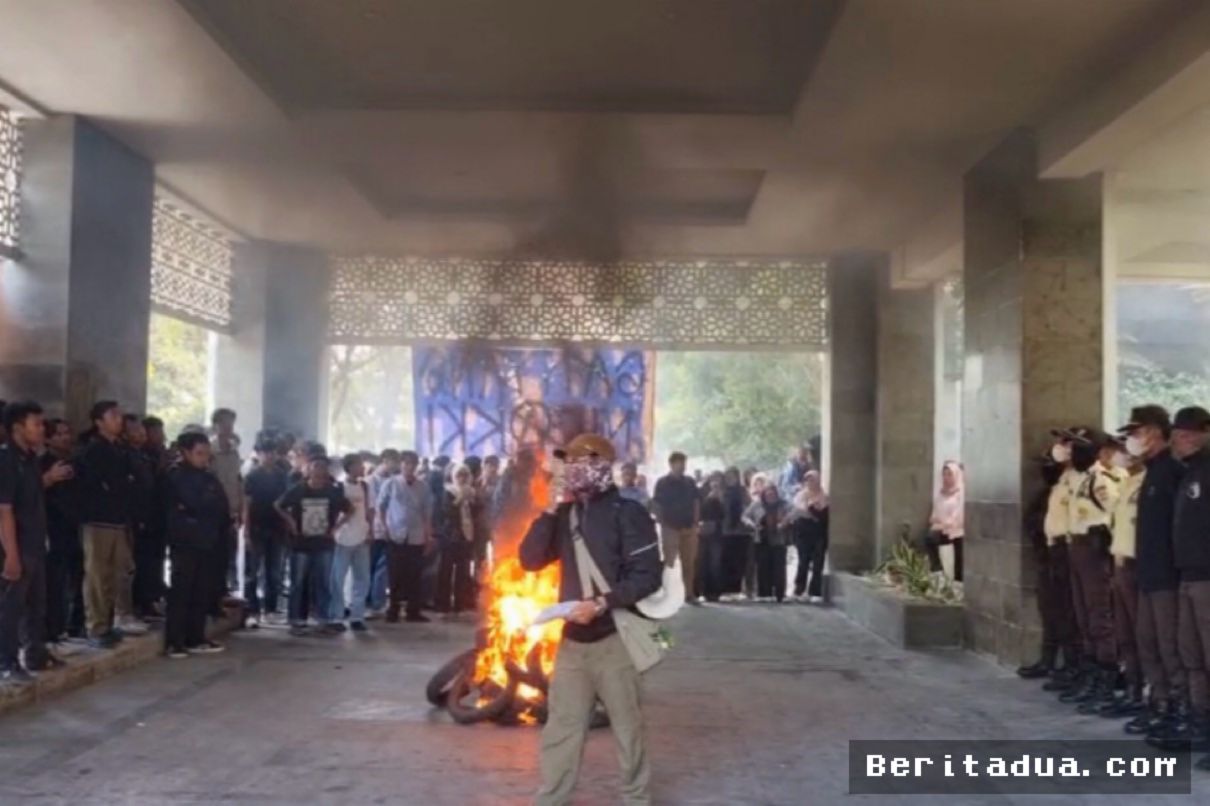Surabaya — Mahasiswa UINSA Kembali Unjuk Rasa Menolak Kepemimpinan Akhmad Muzakki