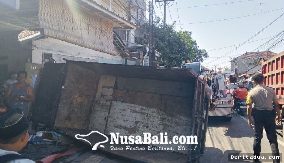 KECELAKAAN LALU LINTAS — Truk Sampah Laju Tinggi Hantam Warung Warga