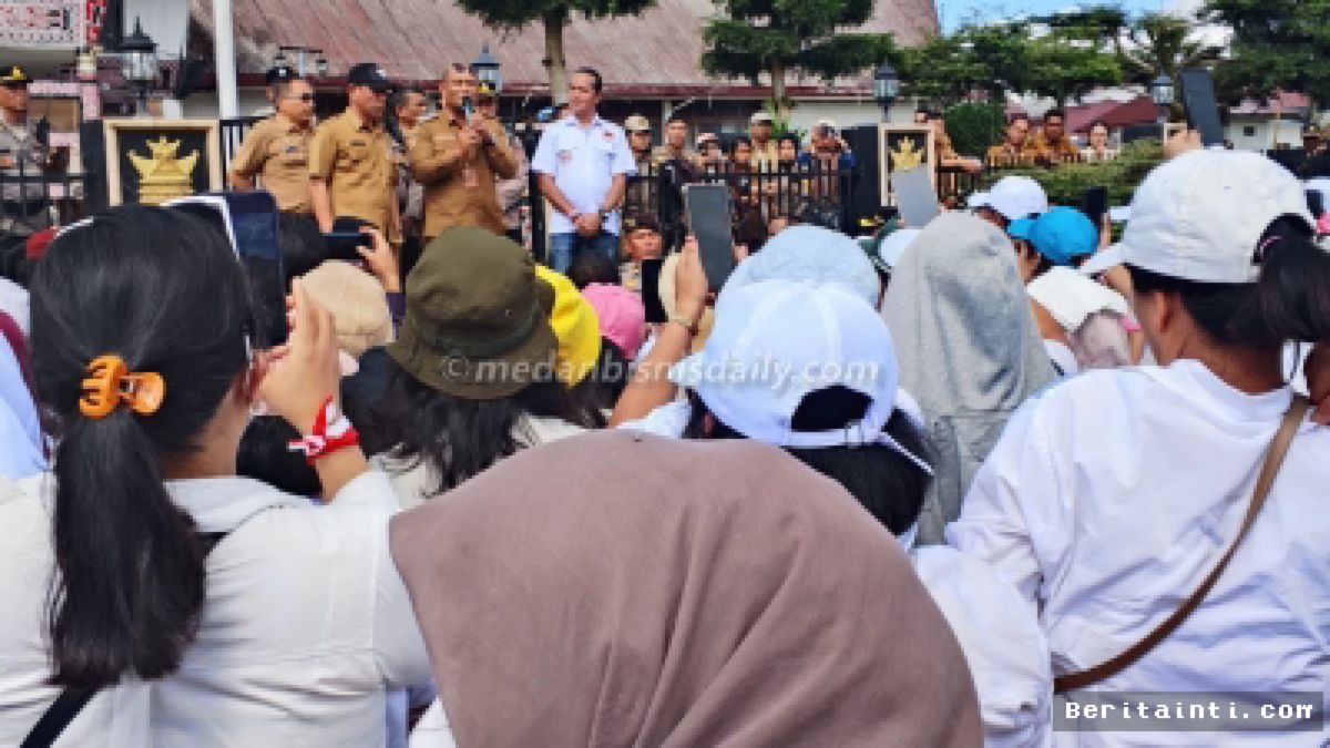 DAIRI — Ratusan Pedagang Pasar Sidikalang Protes Iuran Naik Rp2,8 Juta