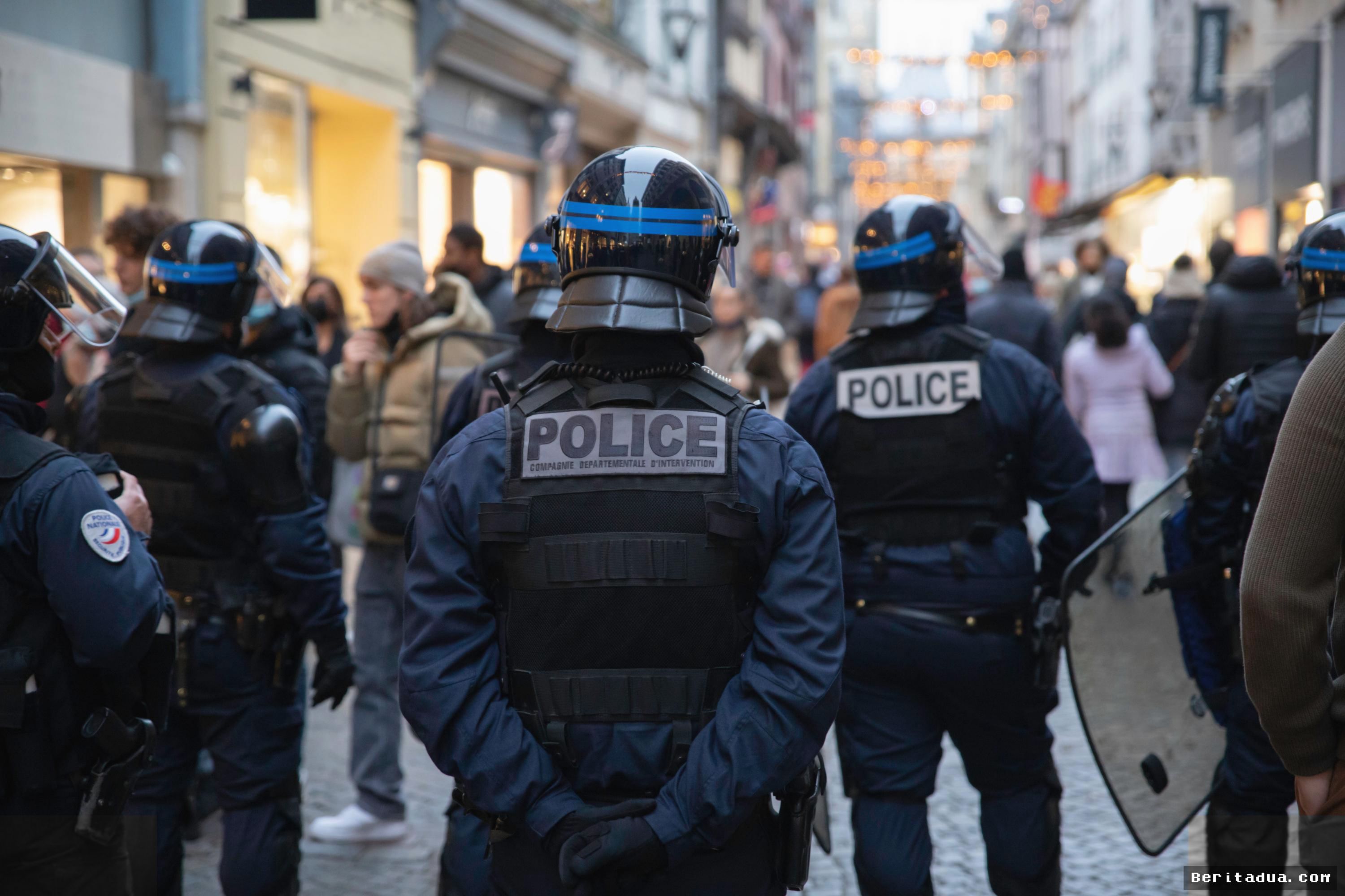 PARIS — Ribuan Polisi Prancis Gelar Aksi Demonstrasi Menuju Parlemen