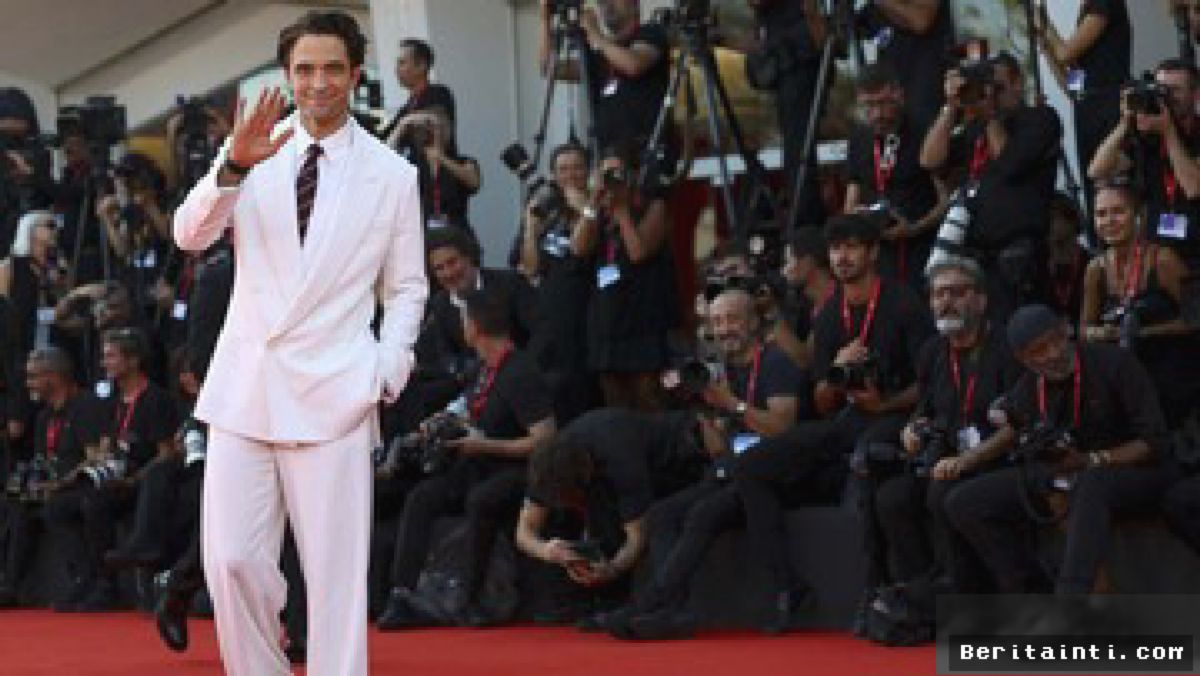 Robert Pattinson Pukau Venice Film Festival Lewat Penampilan Perdana Primetime