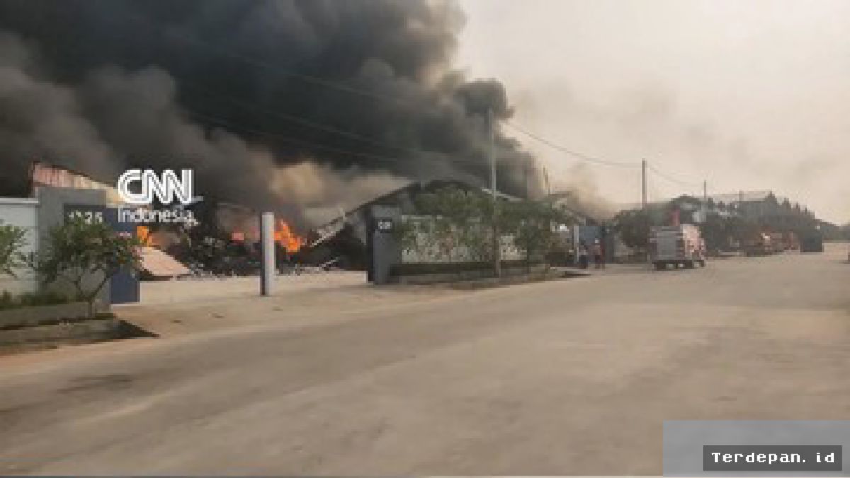 Kebakaran Hebat Hanguskan 28 Gudang di Kosambi Tangerang