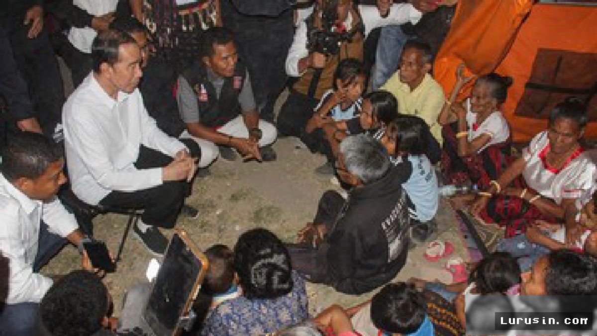 NTT — Jokowi Tinjau Langsung Kerusakan Gereja Santa Familia Pascagempa