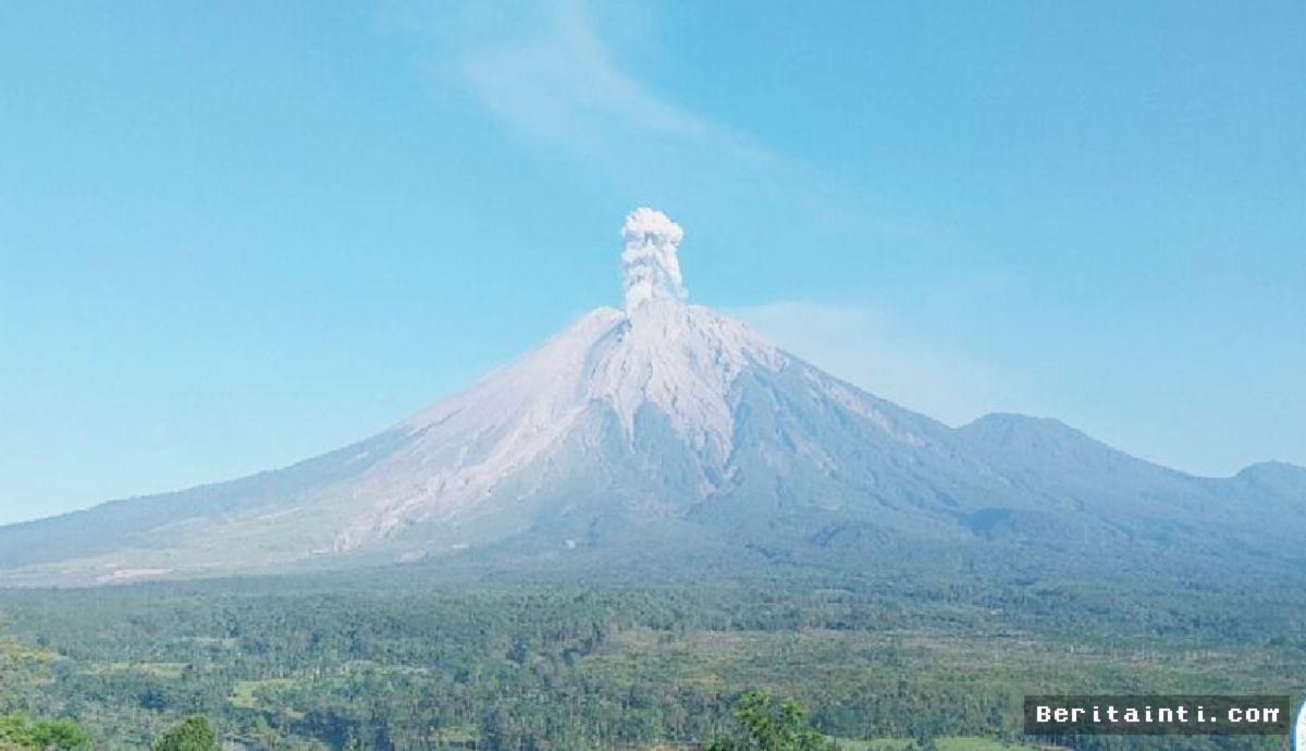 Gunung Semeru Erupsi Tiga Kali, Status Siaga Diberlakukan