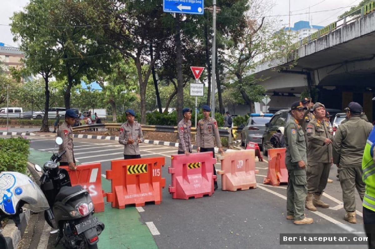 Jalan Gatot Subroto Arah Slipi Ditutup saat Buruh Unjuk Rasa di DPR