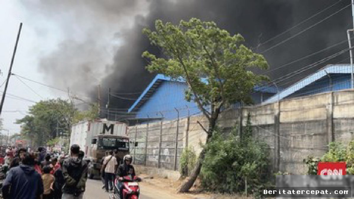 TANGERANG — Kebakaran Pabrik Lampu Batuceper Masih Membara Selama 10 Jam