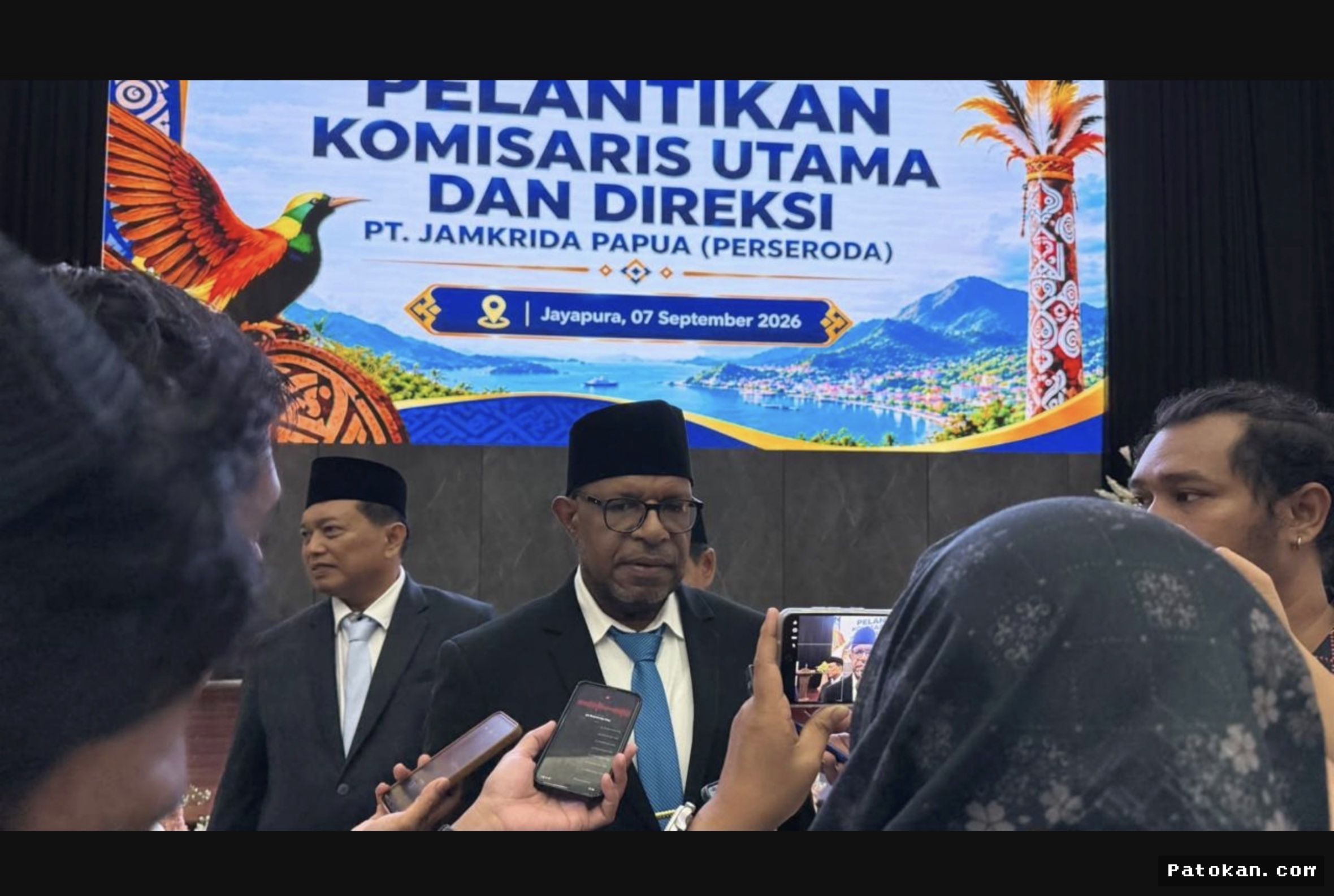 Mathius Fakhiri Resmi Melantik Hironimus Hilapok Jadi Dirut Jamkrida Papua