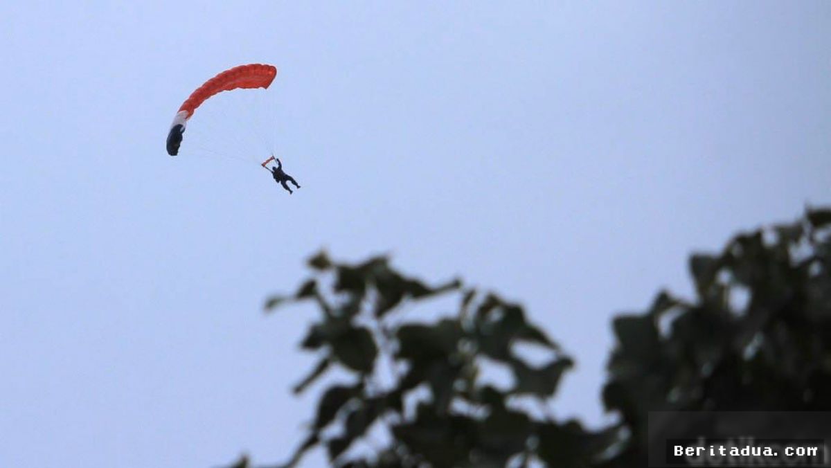 JAKARTA — Tujuh Personel Militer Asing Terjun Payung di Langit Ibu Kota