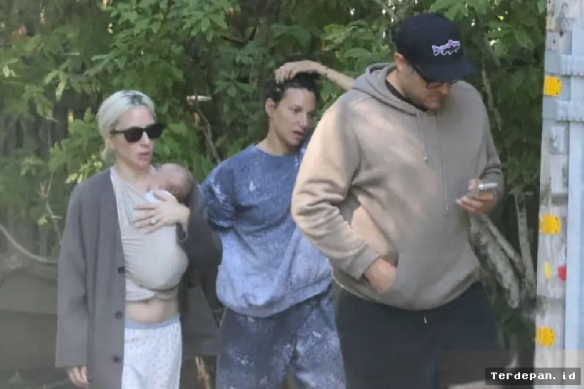 Lady Gaga Ungkap Nama Anak Pertama, Pilih Rose Bean Polansky
