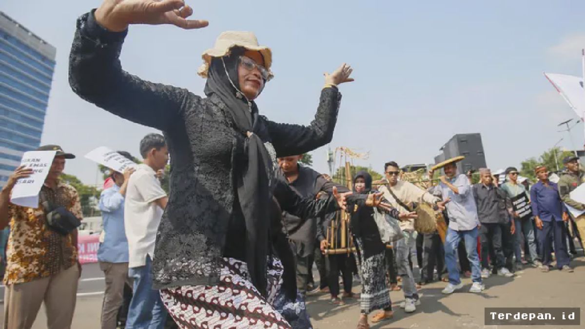 Pegiat Lingkungan Geruduk DPR Tuntut Hentikan Proyek Panas Bumi