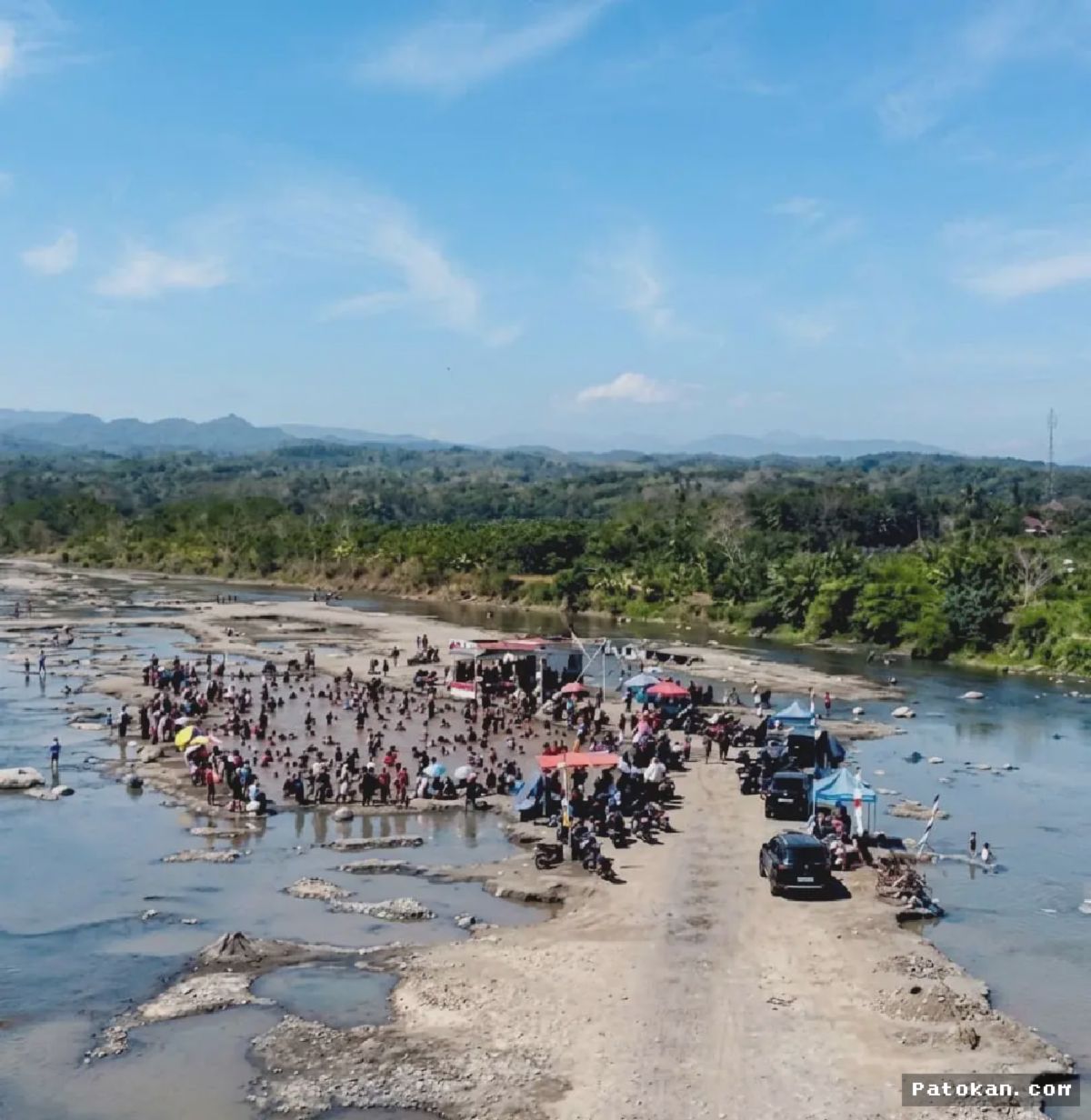 Cianjur — Warga Cidaun Gelar Panggung Dangdut di Sungai Surut
