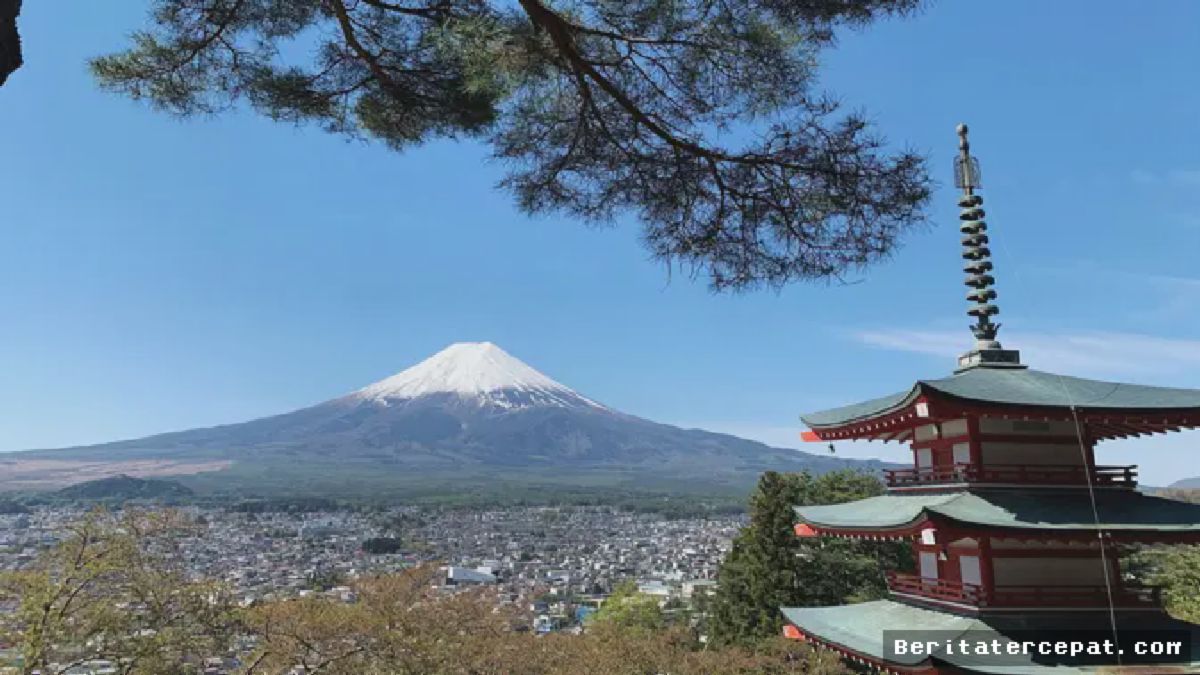 YAMANASHI — Keindahan Gunung Fuji dari Kuil Arakura Sengen Memikat Wisatawan Dunia