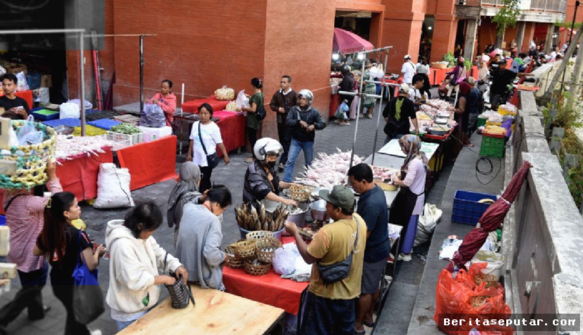 DENPASAR — Pedagang Pasar Kumbasari Kembali Berjualan Pasca Bencana Banjir Bandang