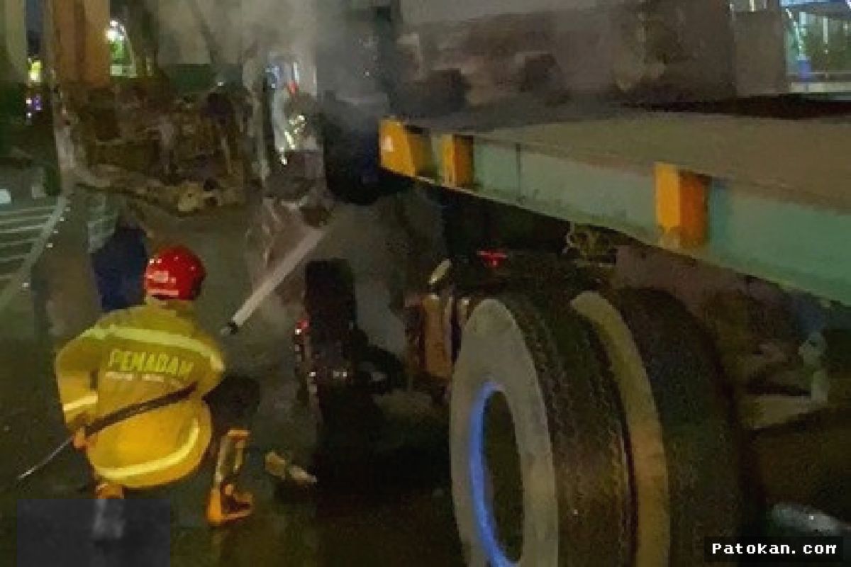 Terobos Lampu Merah di Koja, Pemotor Tewas Tertabrak Truk Kontainer