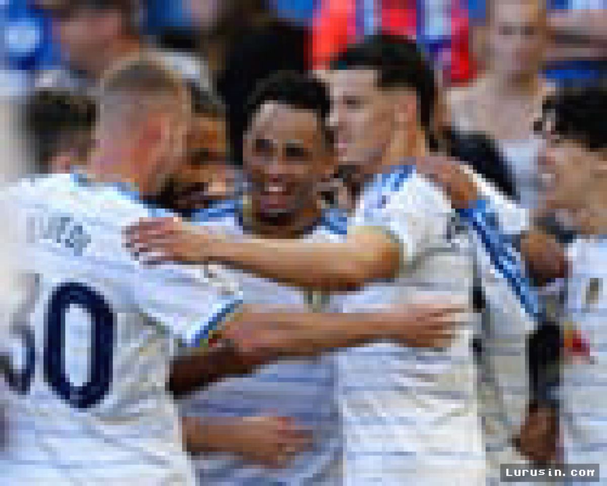 LEEDS — Daniel Farke Bawa Leeds United Bangkit Lewat Kebijakan Berani