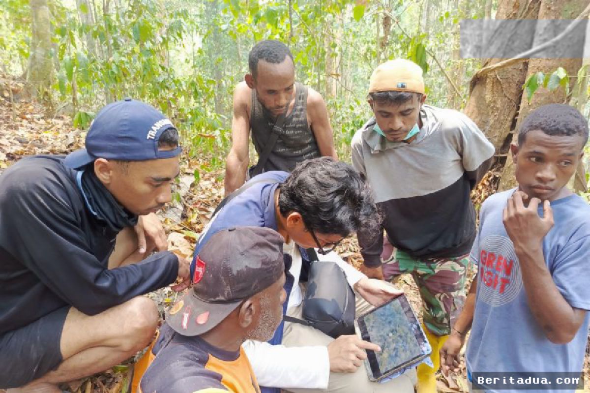 Tim Patriot Unhas Bantu Warga Padamkan Karhutla di Fakfak Timur