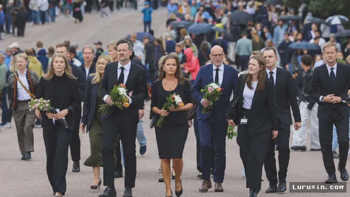 OSLO — Raja Harald V Wafat, Warga Norwegia Membanjiri Istana Kerajaan