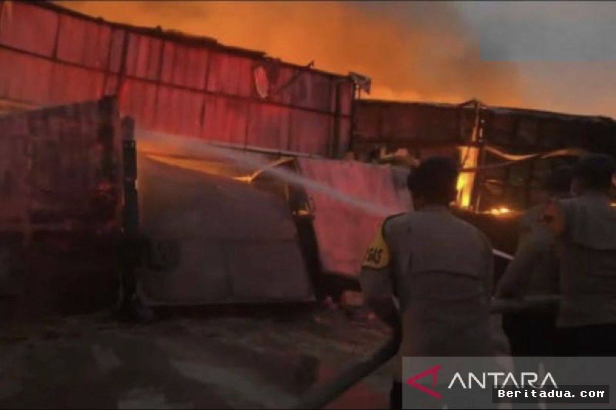 Polda Metro Jaya Turunkan Brimob Padamkan Kebakaran 26 Gudang Tangerang