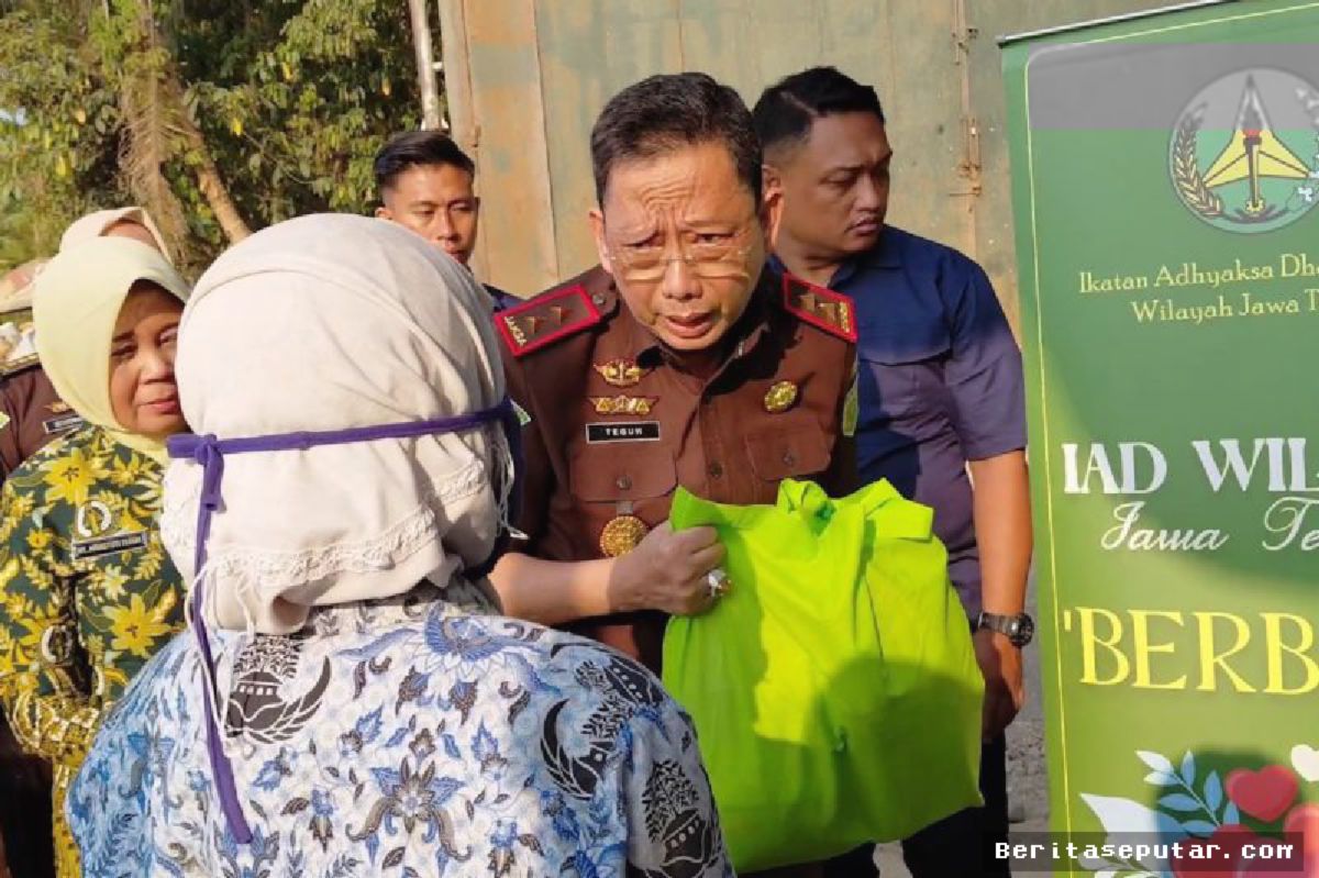 Kejati Jateng Bagikan 150 Paket Sembako Kepada Warga TPA Winong