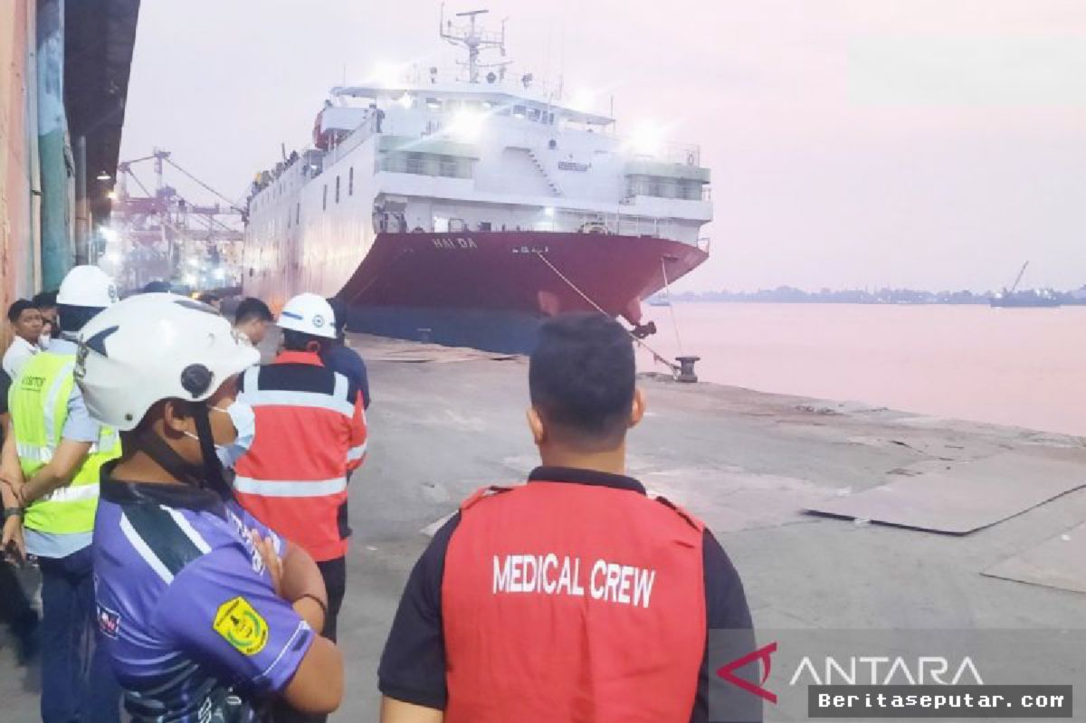 BANJARMASIN — MV Haida Evakuasi 49 Korban Selamat Kapal Virgo