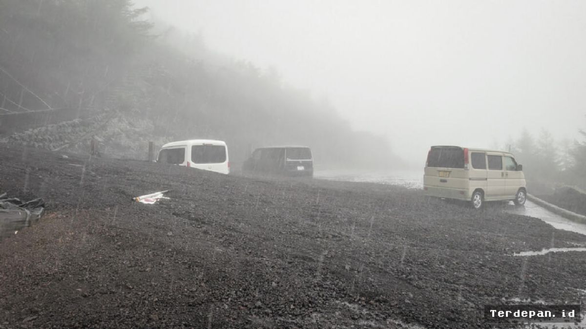 Gunung Fuji Ditutup Usai Diterjang Tanah Longsor dan Cuaca Buruk