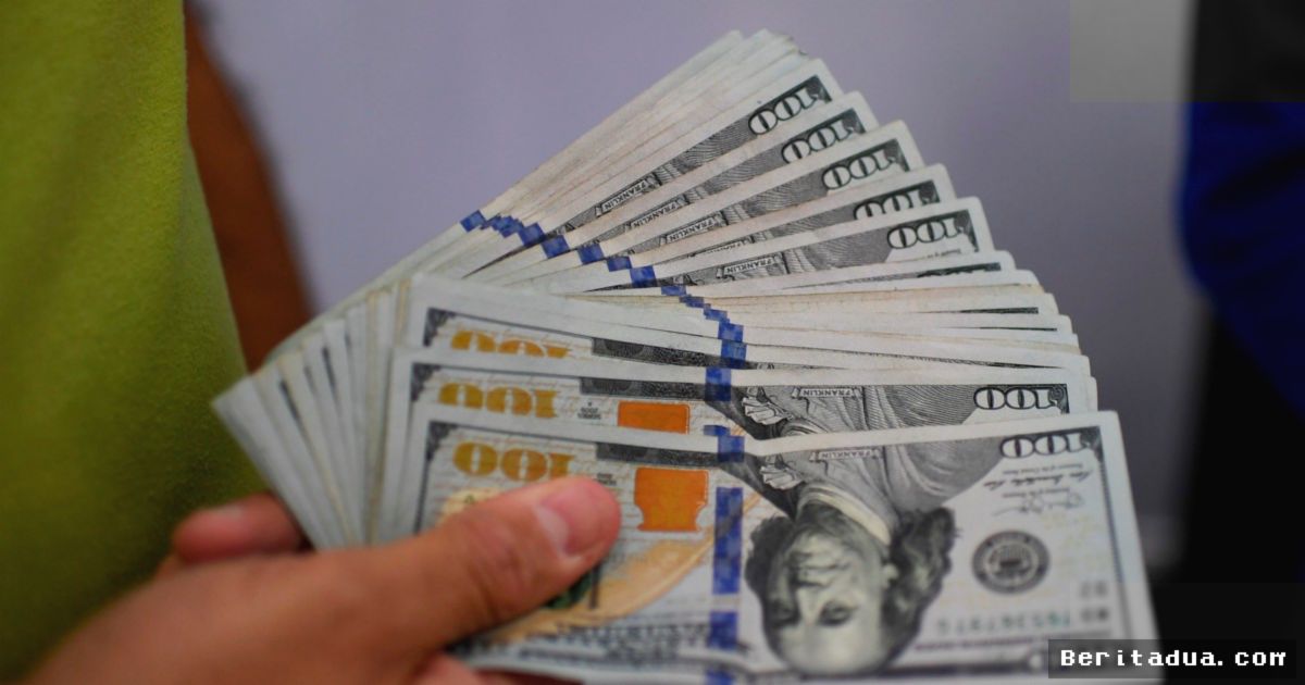 BUENOS AIRES — Pasar Gelap Dolar Argentina Melonjak, Jurang Kurs Kian Melebar