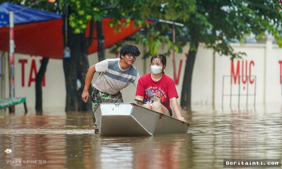 Hanoi Dilanda Banjir Parah, Warga Gunakan Perahu di Jalan Raya