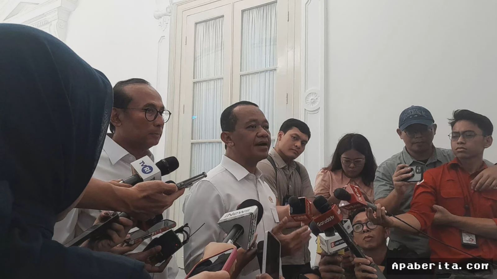 Menteri ESDM Bahlil Minta Pemilik Mobil Mewah Setop BBM Subsidi